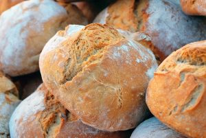 Una empresa finlandesa lanza al mercado el primer pan de grillos comercial del mundo