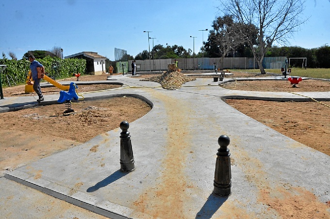 El ayuntamiento de Palos de la Frontera inaugura un parque infantil con un huerto