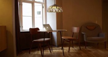 Dale un toque muy elegante a tu oficina con la lámpara Tiffany - Diario de Emprendedores